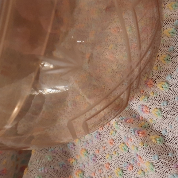Gorgeous light peach etched glass candy dish 7 inches - Picture 4 of 9